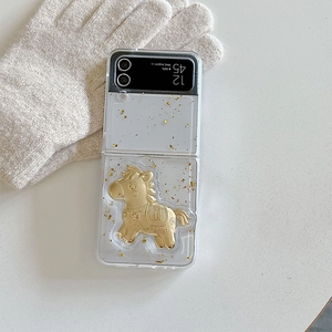 Détail de la coque Galaxy Z Flip avec feuille d'or et relief de cheval chanceux