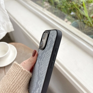 Detailansicht der luxuriösen Schlangenleder-Handyhülle für iPhone mit ergonomischen Tasten