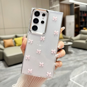 Gros plan d'une coque transparente à paillettes et nœuds roses pour Samsung S25 Ultra