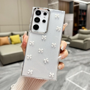 Gros plan d'une coque de téléphone à paillettes avec des nœuds 3D pour Samsung S25 Ultra
