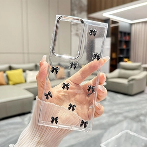Détail d'une coque transparente pour Samsung S25 Ultra avec nœuds 3D noirs et paillettes