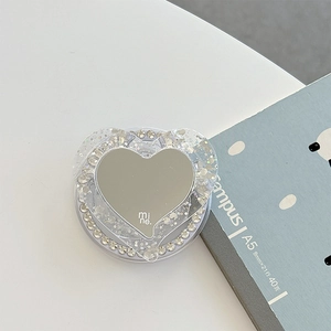 Vue détaillée du support MagSafe en forme de cœur avec paillettes et miroir de poche