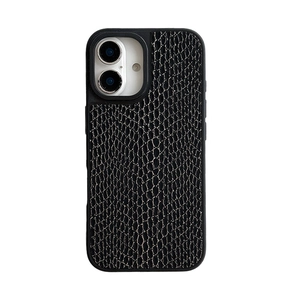 Premium iPhone Hülle aus schwarzem Kunstleder mit Schlangenmuster und präziser Kameraöffnung
