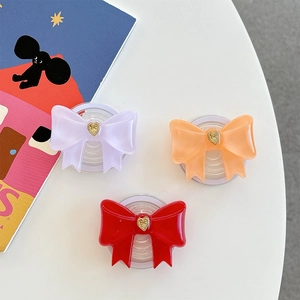 Dettaglio dei supporti Griptok a forma di fiocco con eleganti dettagli a cuore