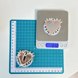 Macro view of heart-shaped magnetic phone grip with mirror surface weighing 21.2g