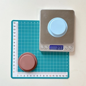 Detail view of the 5cm diameter and 27.1g weight of the round magnetic phone stand