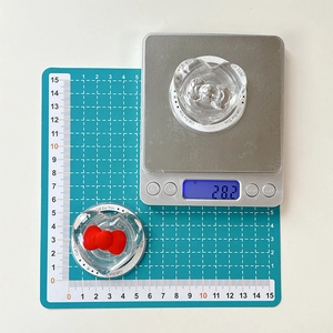 Macro shot of heart-shaped magnetic phone grip showing 5cm size and 28g weight