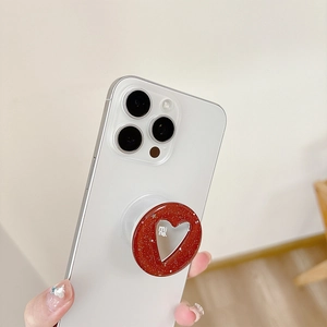 Dettaglio del supporto per telefono glitter rosso con ritaglio a cuore e testo