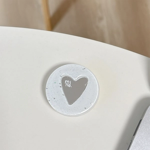 Macro del supporto circolare per telefono con glitter e specchio a cuore argento con testo mi ne