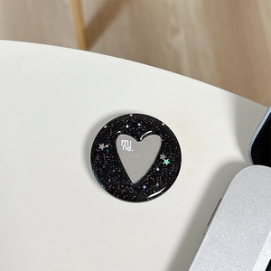 Dettaglio del supporto per telefono a specchio con glitter colorati ed effetto stellato