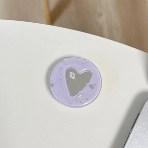 Dettaglio del supporto per telefono in resina glitter viola con specchio a cuore