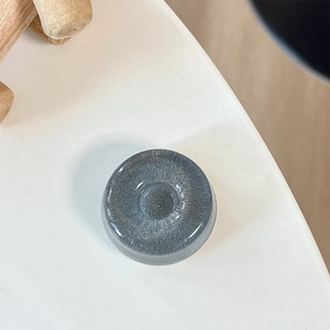 Nahaufnahme einer grauen MagSafe-Handyhalterung mit glitzerndem Sternenhimmel-Effekt