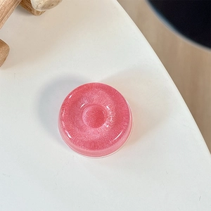 Detail der glitzernden rosa Harz-Donut MagSafe Halterung mit glänzender Oberfläche