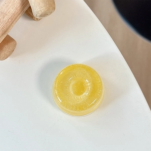 Nahaufnahme der gelben Glitzer-MagSafe-Halterung mit radialer Ringtextur für Handys