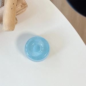 Detail der hellblauen MagSafe Handyhalterung mit Glitzer in runder Donut-Form aus Kunstharz