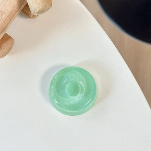 Detail der grünen Glitzer-Handyhalterung mit perlmutartiger Radialstruktur