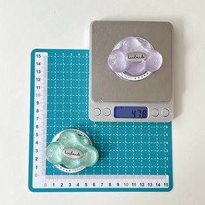 Glitter cloud phone stand weighing 47.8g with handmade plate and 7.5cm width measurement