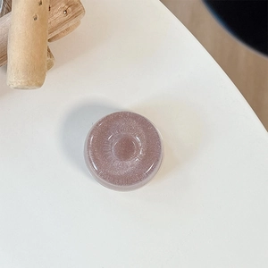 Detail der grau-violetten Glitzer MagSafe Handyhalterung mit funkelndem Harz-Design