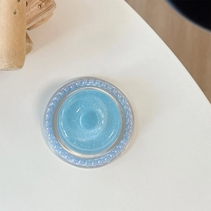 Makro-Detail des himmelblauen Glitzer-Handyhalters mit hellblauem Perlenrand-Dekor