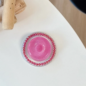 Detail der glitzernden MagSafe Halterung mit elegantem Perlenrand in Rosa