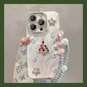 Détail de la coque sapin de Noël brillant pour iPhone avec dragonne en perles