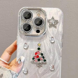 Vue détaillée d'un sapin de Noël en strass 3D sur une coque pour iPhone