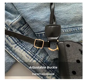 Détail de la boucle dorée ajustable avec bandoulière en cuir noir et tissu à pois