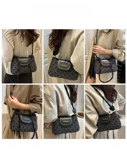 Sac sous le bras à pois présenté sous plusieurs angles avec des rivets dorés sur le rabat
