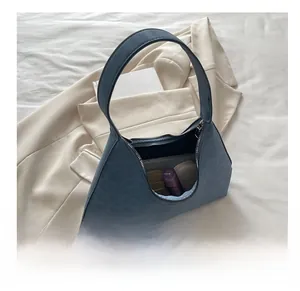 Innenansicht der blauen Achseltasche mit Leopardenmuster und großem Stauraum