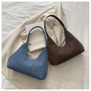Detailsicht der Hobo-Taschen mit Leopardenprägung in Blau und Braun und Metallnieten