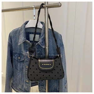 Détails du sac à bandoulière à pois avec rivets sphériques dorés et anse tressée