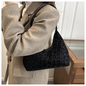 Detailansicht der Hobo-Tasche mit Leopardenmuster und schlankem Schultergurt