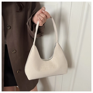 Detail einer cremefarbenen Hobo-Tasche mit dezenter Kieselstruktur und Reißverschluss