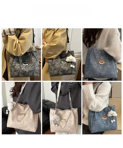 Collage de bolsos tote de jacquard chic con cadenas de metal y dijes de perlas en modelos