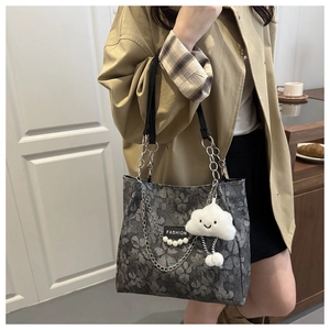Détail du sac cabas floral gris avec bandoulière chaîne, perles et charm nuage