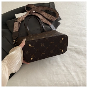 Vue détaillée du sac seau marron avec motif lapin et large bandoulière géométrique