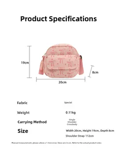 Sac en velours côtelé rose avec motif nœud et dimensions détaillées de la bandoulière