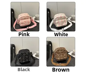 Vue détaillée des sacs bandoulière en velours côtelé avec nœuds en quatre couleurs