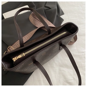 Vue détaillée du sac cabas en cuir grainé marron foncé avec bandoulière jacquard