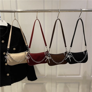 Sac à épaule rétro avec chaîne argentée et charm nœud strass en quatre coloris