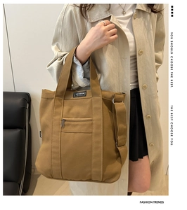 Détail du sac cabas en toile jaune gingembre avec broderie mode et poche zippée latérale