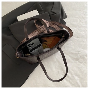 Sac cabas marron foncé en cuir grainé avec bandoulière tissée et intérieur vaste