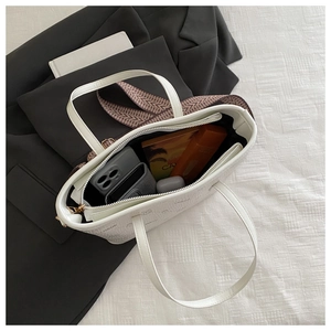 Détail du sac seau en PU blanc montrant la grande capacité intérieure et le compartiment
