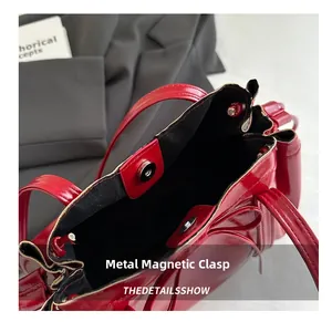 Detail der roten Lackleder-Tasche mit sicherem Magnet-Hardware-Schnallenverschluss