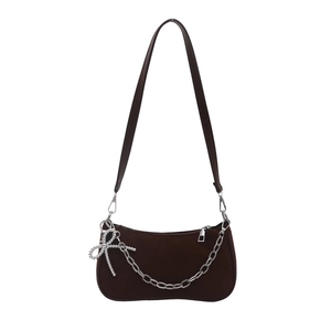 Sac demi-lune en daim marron mat avec chaîne argentée et détail de nœud