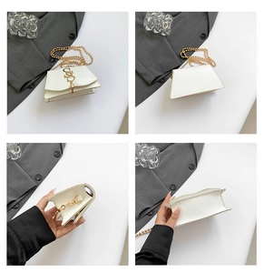 Détails du sac à bandoulière en cuir blanc avec chaîne dorée et pendentif en métal
