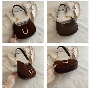 Dettagli della borsa a spalla in pelle marrone e camoscio con catena d'oro e fibbia a U