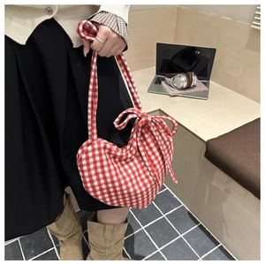 Détail du sac cabas à carreaux vichy rouge et blanc avec grand nœud décoratif latéral