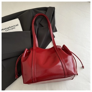 Detail der roten Lackleder-Tote-Bag mit glänzender Oberfläche und Tunnelzug