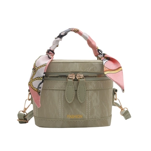 Sac boîte cylindrique vert clair rétro avec poignée en soie et bandoulière